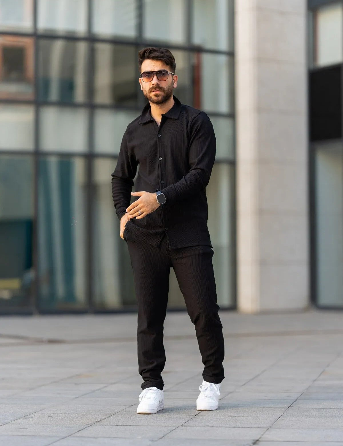 إطلالة عصرية ومريحة مع البدلة الرياضية الرجالية