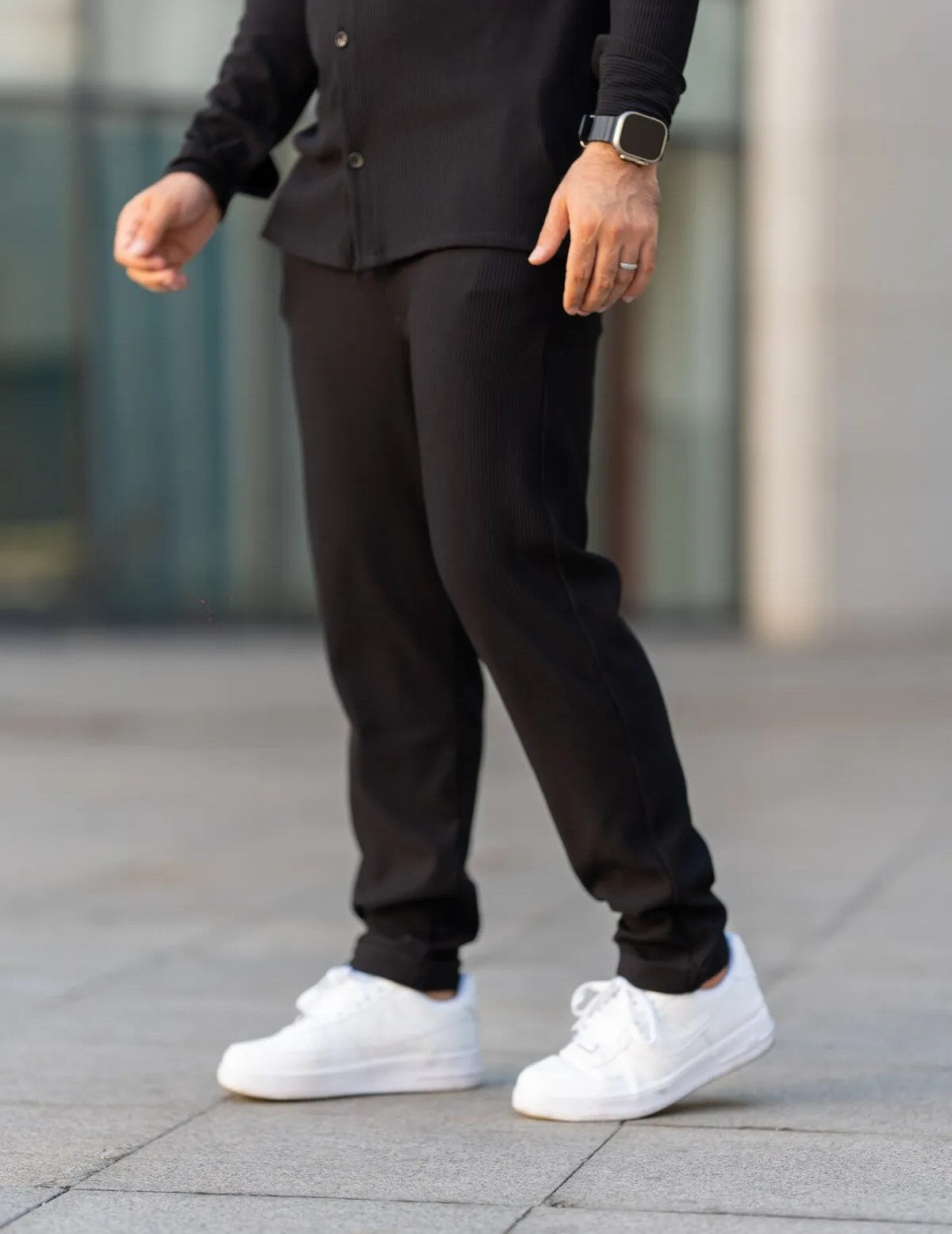 إطلالة عصرية ومريحة مع البدلة الرياضية الرجالية