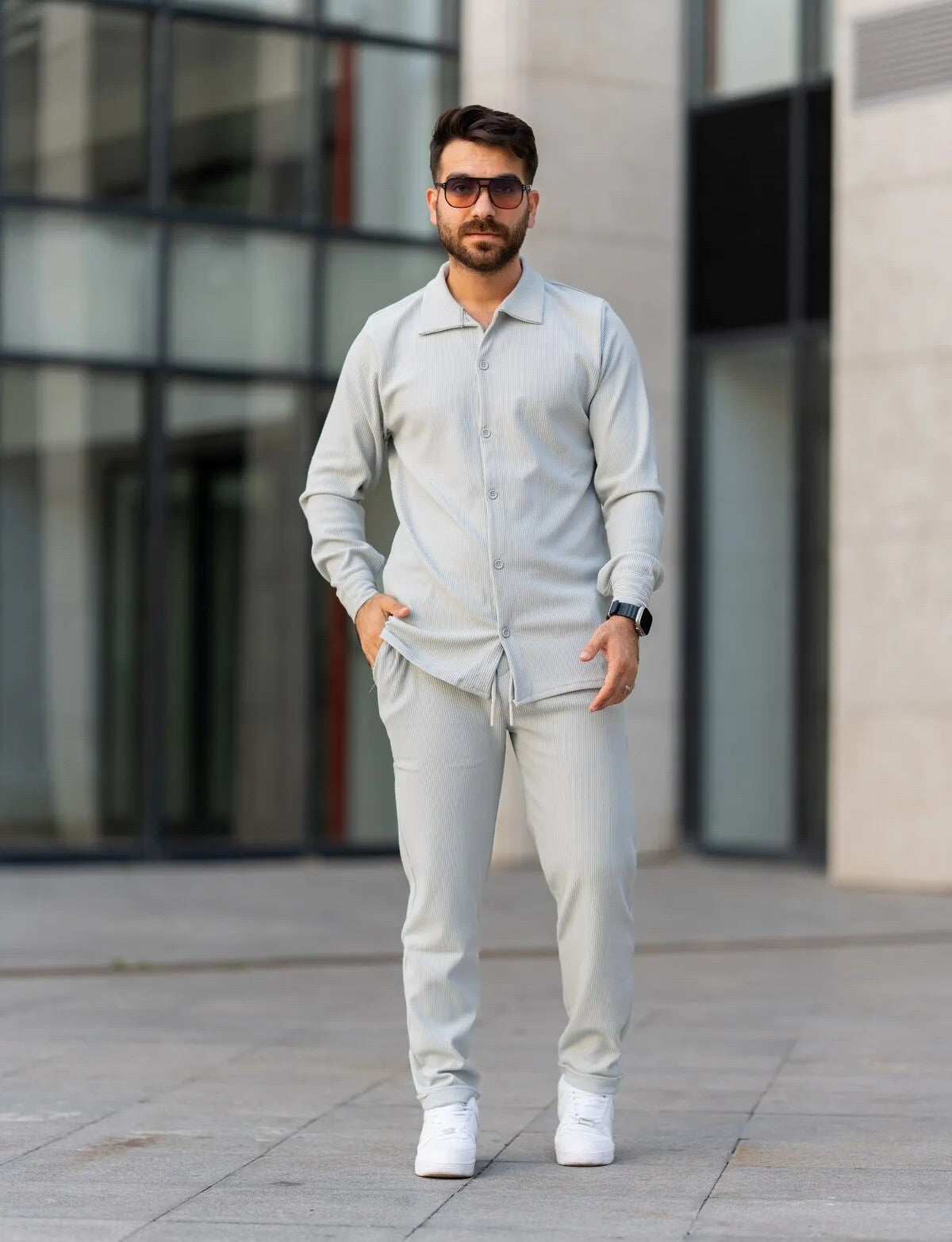 إطلالة عصرية ومريحة مع البدلة الرياضية الرجالية