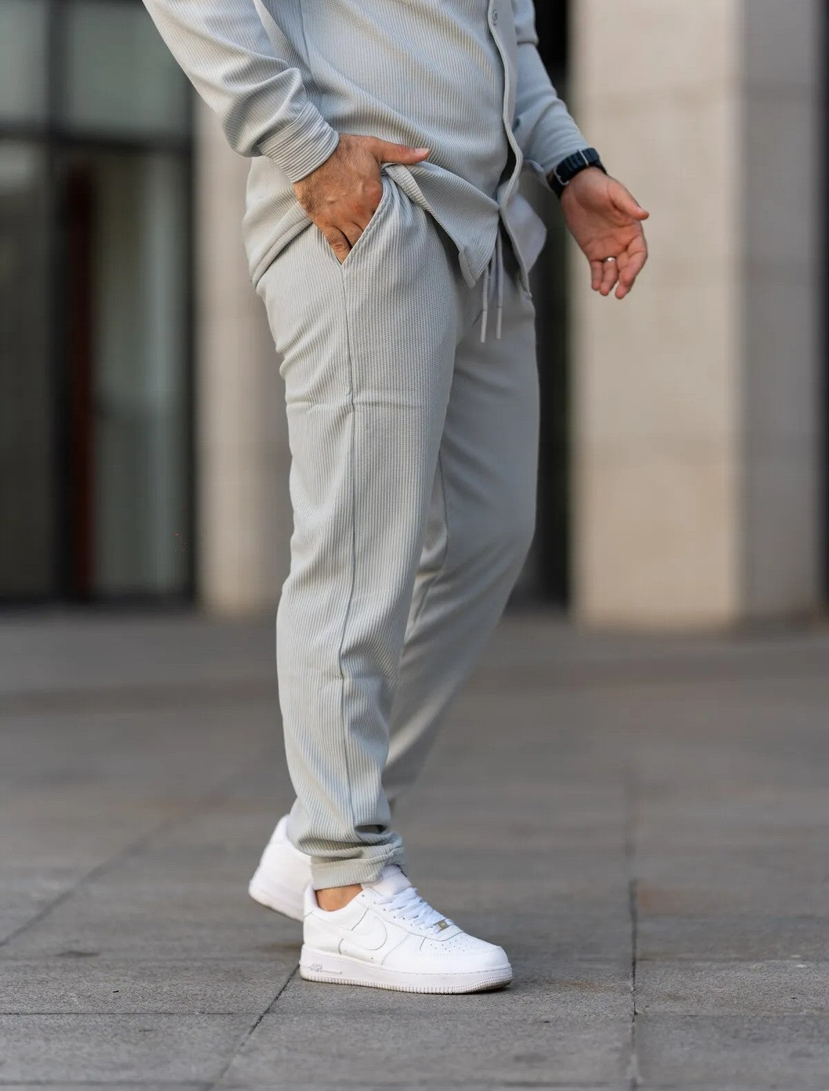 إطلالة عصرية ومريحة مع البدلة الرياضية الرجالية