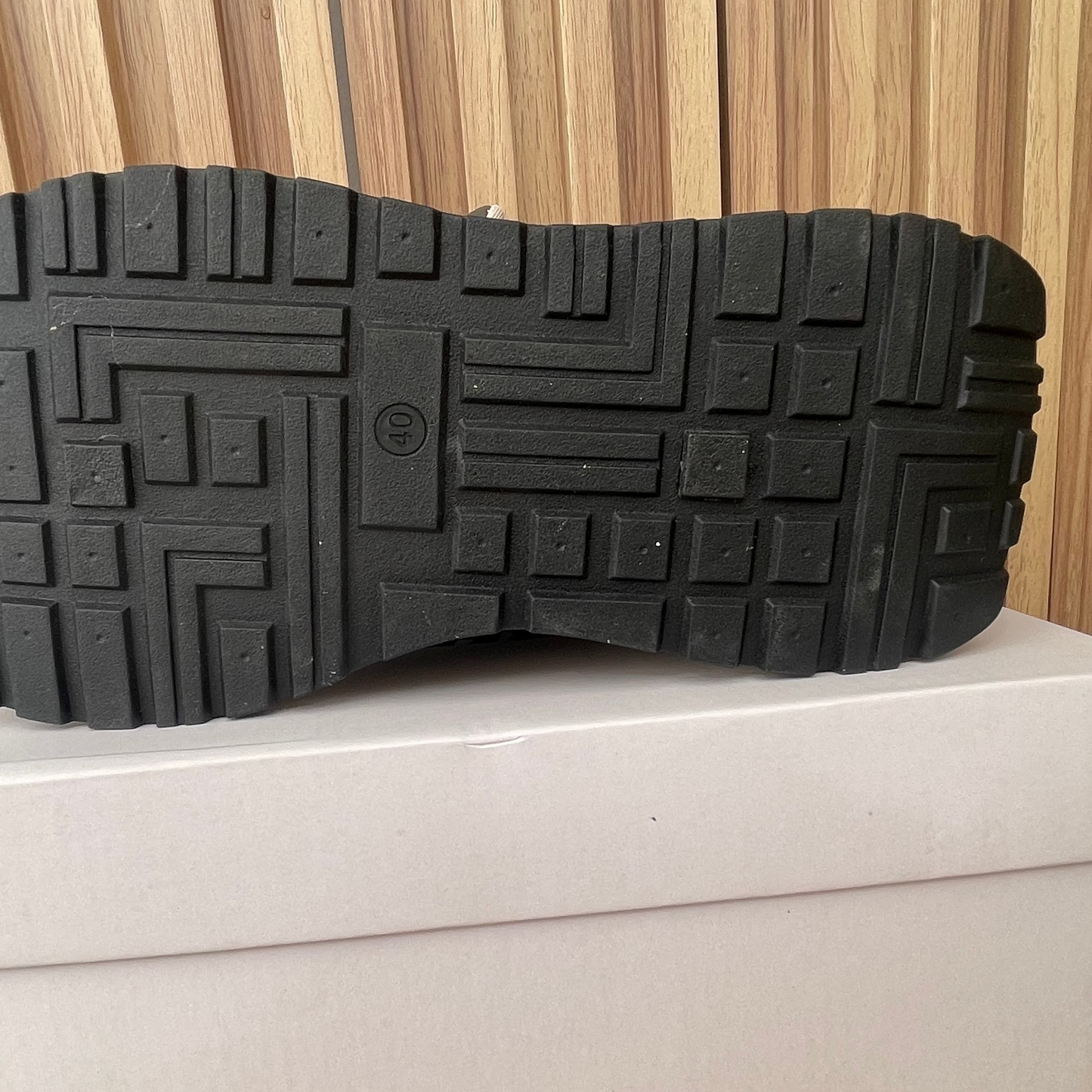 حذاء عصري… تصميم فاخر لإطلالة أنيقة كل يوم!