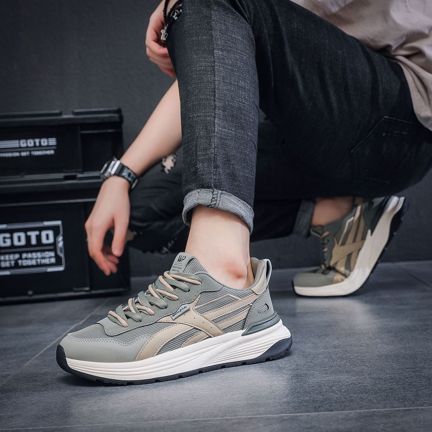 حذاء Eclipse LuxeSport الرياضي: الراحة المتميزة تلتقي بالفخامة الرياضية - تصميم أنيق وجيد التهوية وممتص للصدمات من أجل الرقي اليومي