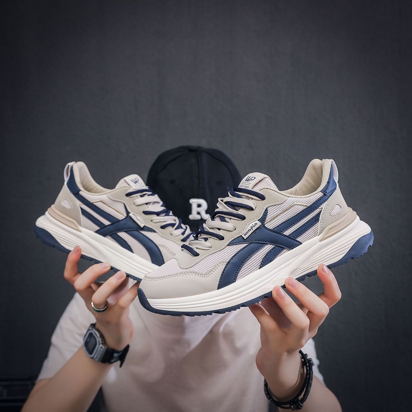 حذاء Eclipse LuxeSport الرياضي: الراحة المتميزة تلتقي بالفخامة الرياضية - تصميم أنيق وجيد التهوية وممتص للصدمات من أجل الرقي اليومي