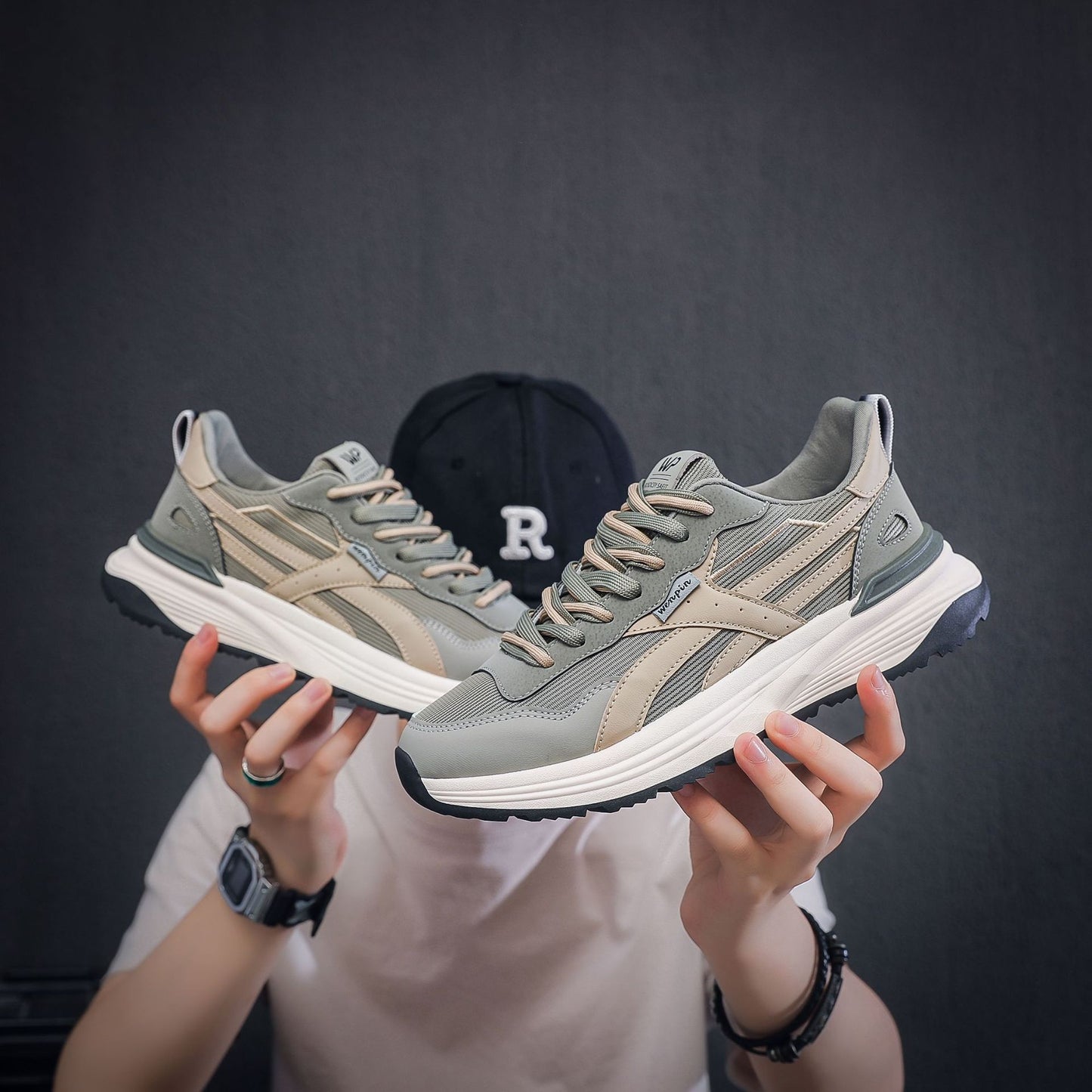 حذاء Eclipse LuxeSport الرياضي: الراحة المتميزة تلتقي بالفخامة الرياضية - تصميم أنيق وجيد التهوية وممتص للصدمات من أجل الرقي اليومي