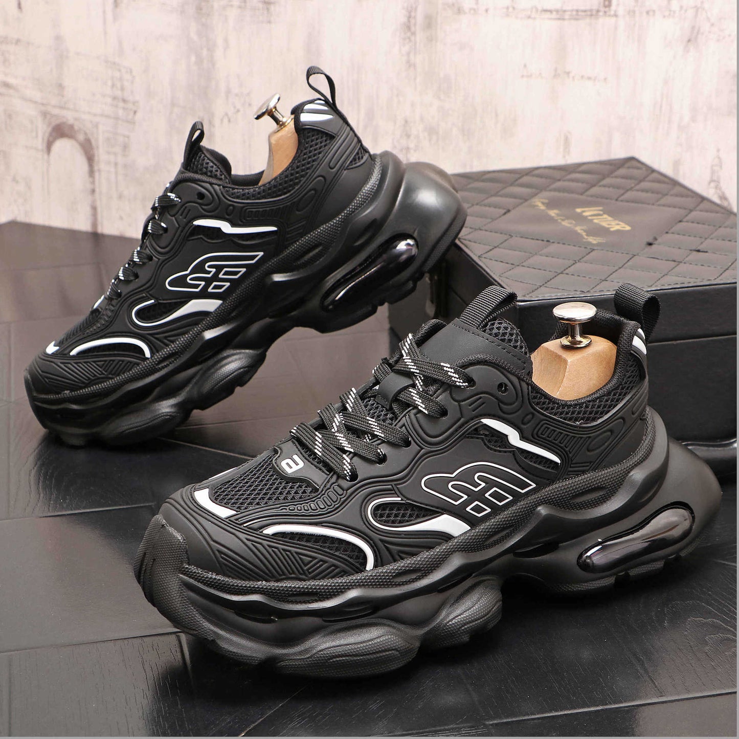 حذاء رياضي رجالي عصري بجودة عالية وتصميم فاخر