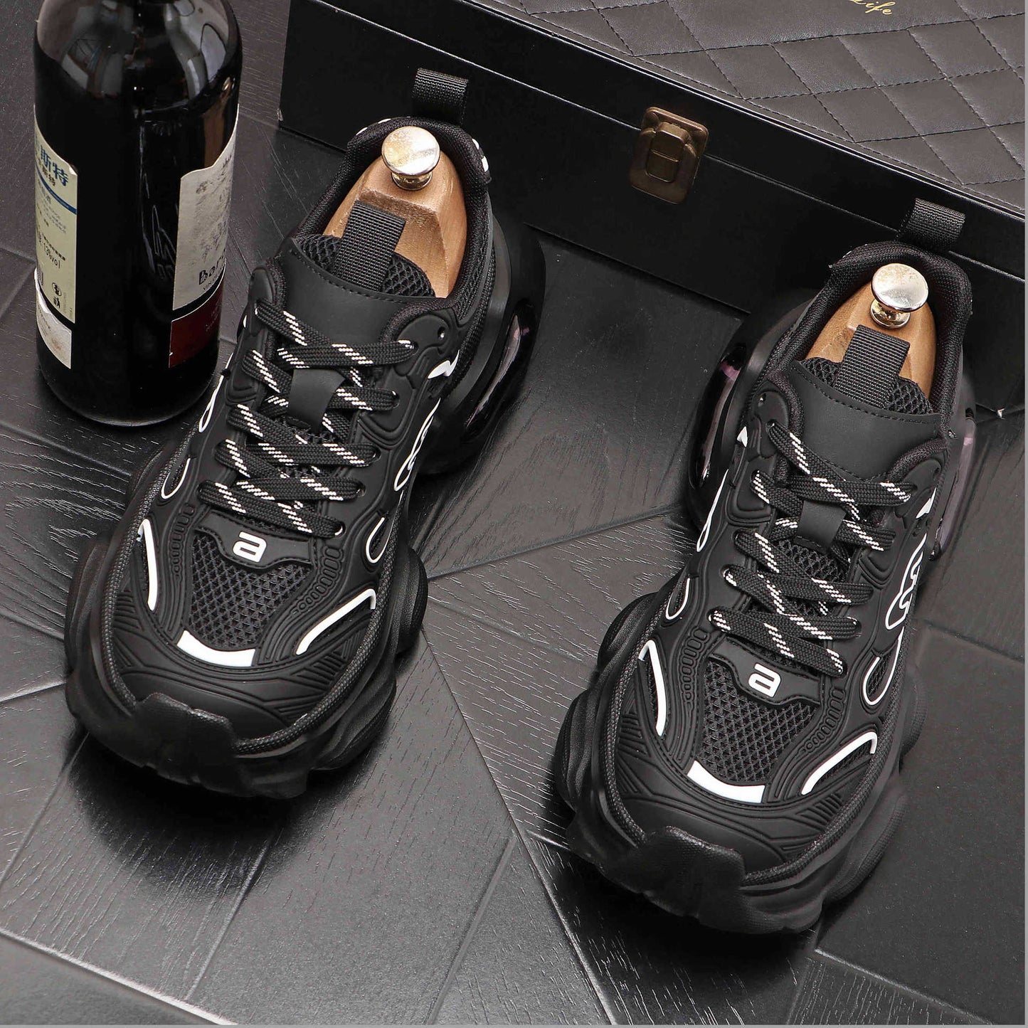 حذاء رياضي رجالي عصري بجودة عالية وتصميم فاخر