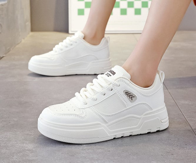 أحذية رجالية كاجوال باللونين الأبيض والأسود الأكثر مبيعًا في عام 2024 - تصميم متعدد الاستخدامات يناسب جميع الأذواق