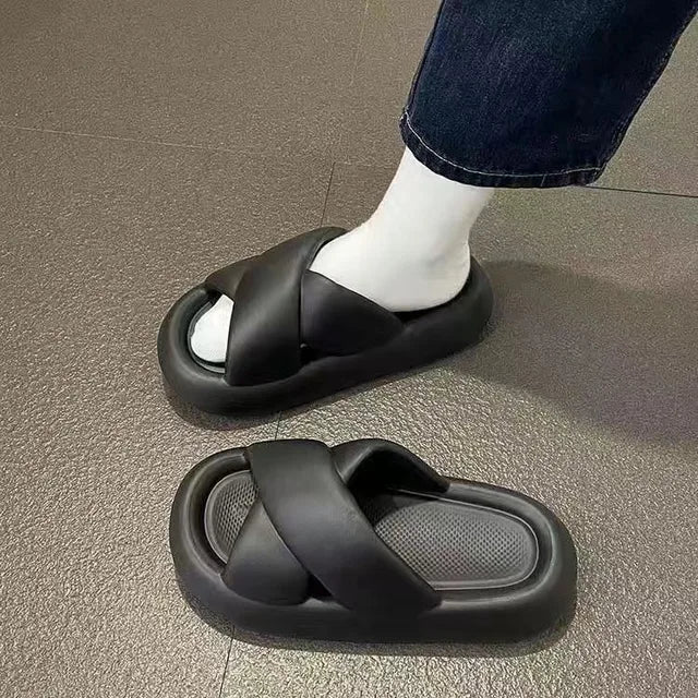 نعال نسائية عصرية لصيف 2024. تصميم متقاطع مثالي للمنزل والشاطئ.