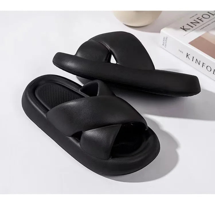 نعال نسائية عصرية لصيف 2024. تصميم متقاطع مثالي للمنزل والشاطئ.