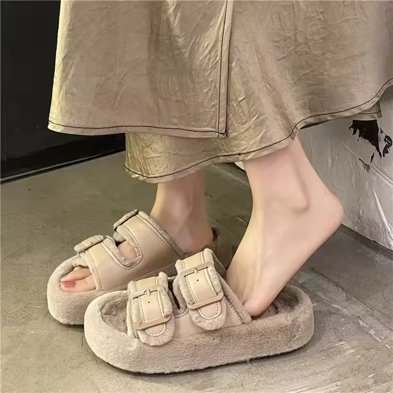 "صندل شتوي بنعل سميك وفراء ناعم - اختيارك الأمثل للدفء والأناقة!"