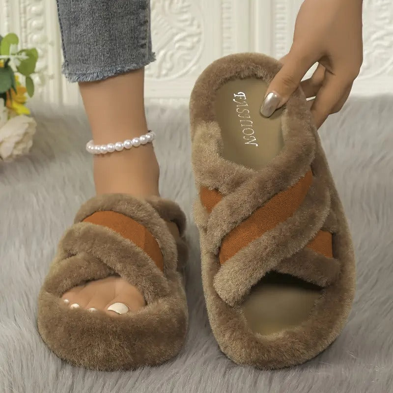 شبشب نسائي ناعم بنعل سميك.. تصميم أنيق وعصري