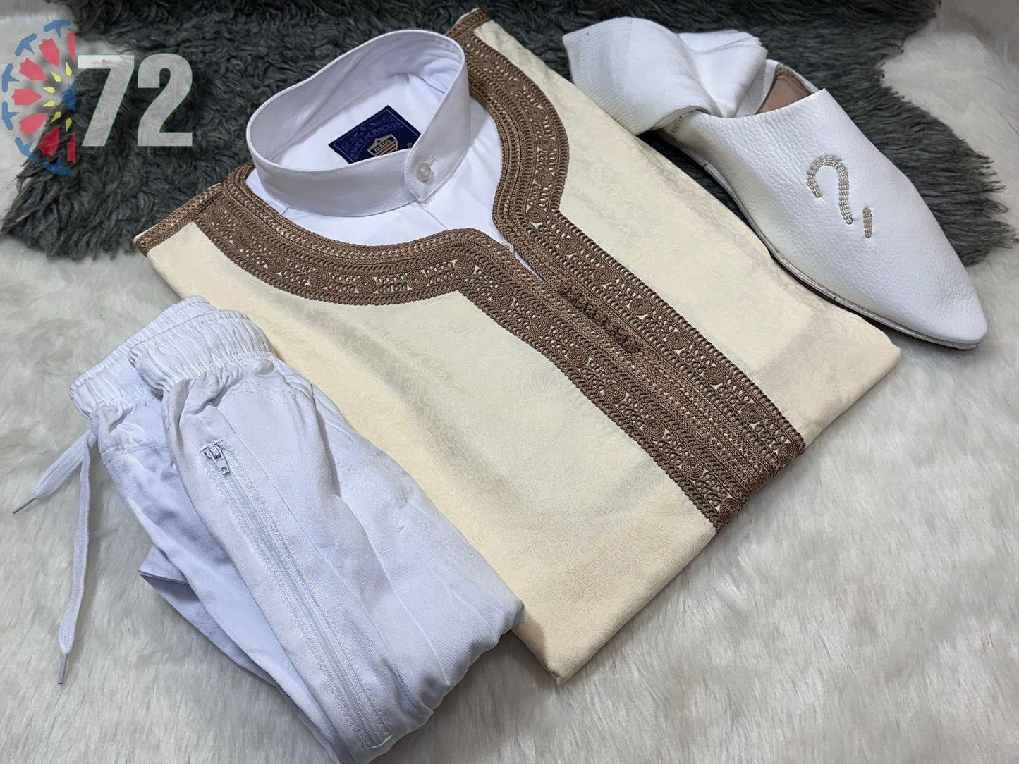 طقم مكون من 5 قطع: كندورة، قميص، بنطلون، نعال مميزة وجوارب – إطلالة متكاملة من الأناقة والفخامة