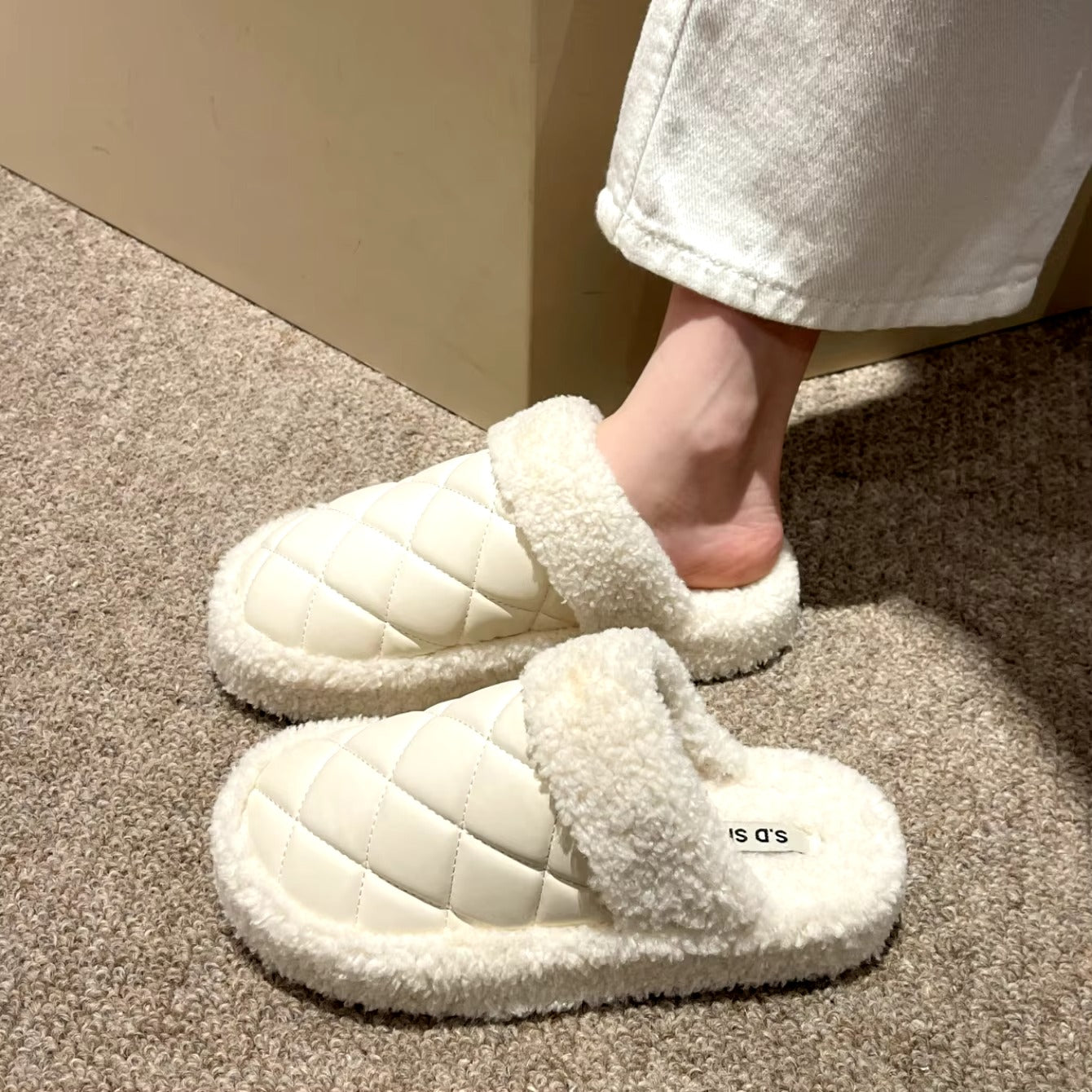 "نعال شتوية فاخرة ومبطنة لتوفير أقصى درجات الدفء والراحة."