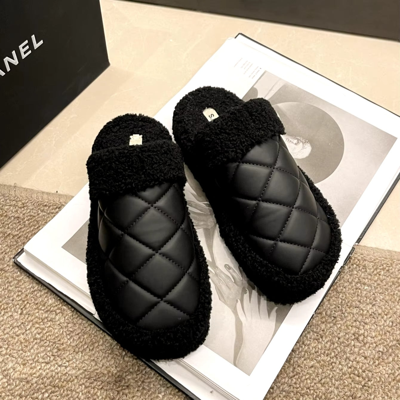 "نعال شتوية فاخرة ومبطنة لتوفير أقصى درجات الدفء والراحة."