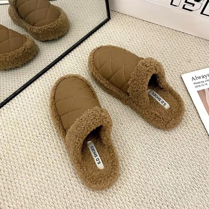 "نعال شتوية فاخرة ومبطنة لتوفير أقصى درجات الدفء والراحة."