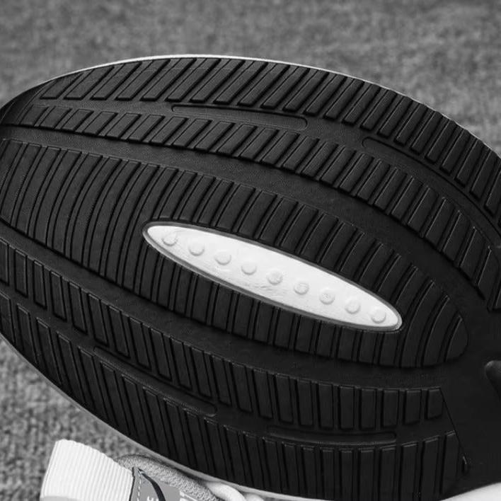 حذاء رياضي رجالي بنعل ناعم ومقاوم للاهتراء – مثالي للإطلالات الكاجوال