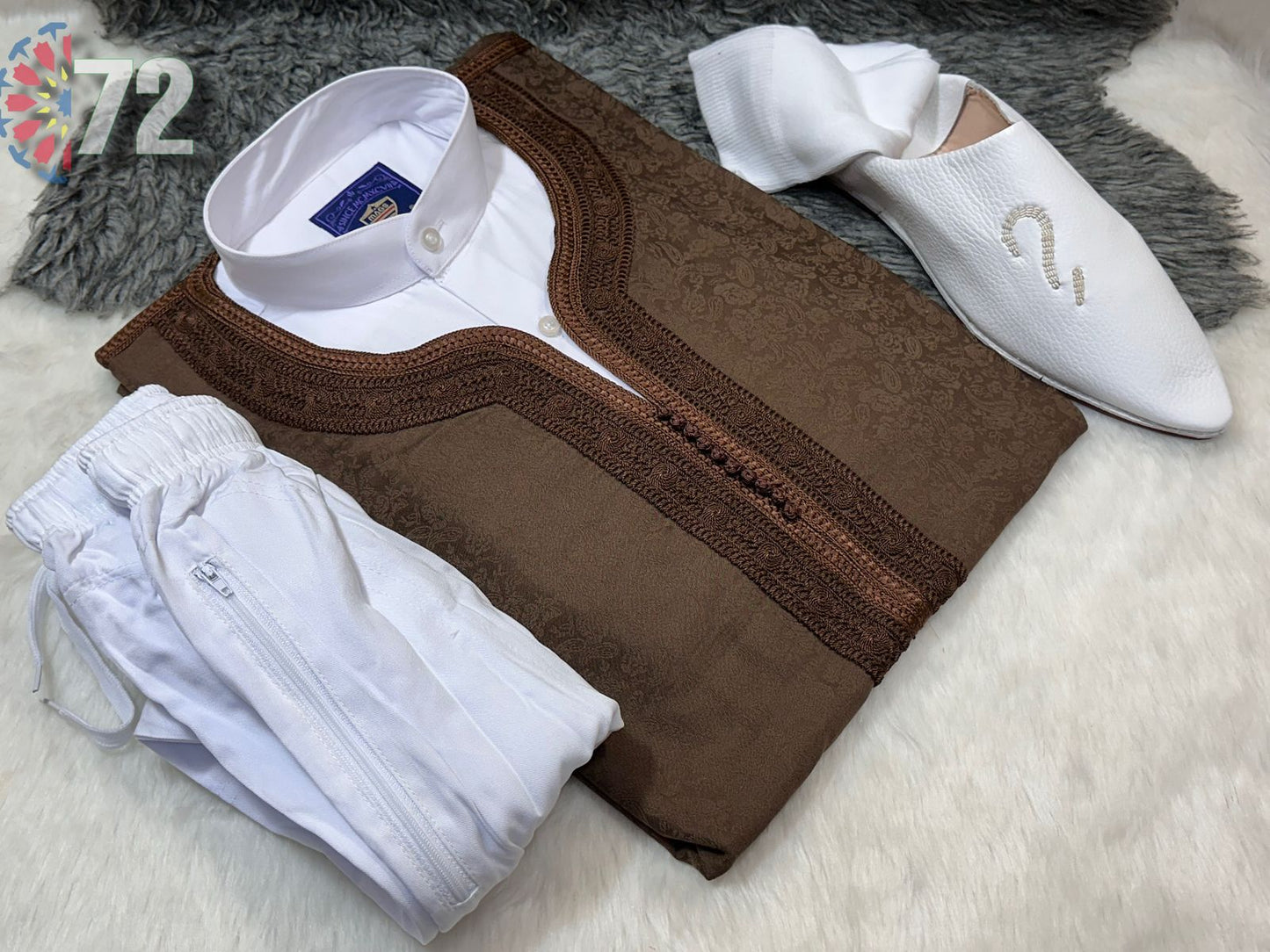طقم مكون من 5 قطع: كندورة، قميص، بنطلون، نعال مميزة وجوارب – إطلالة متكاملة من الأناقة والفخامة