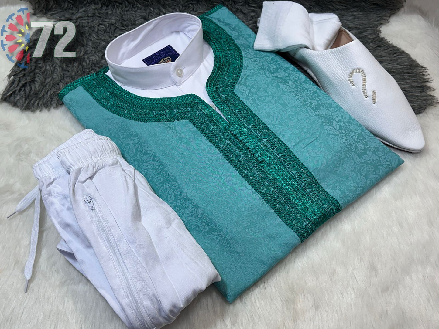 طقم مكون من 5 قطع: كندورة، قميص، بنطلون، نعال مميزة وجوارب – إطلالة متكاملة من الأناقة والفخامة