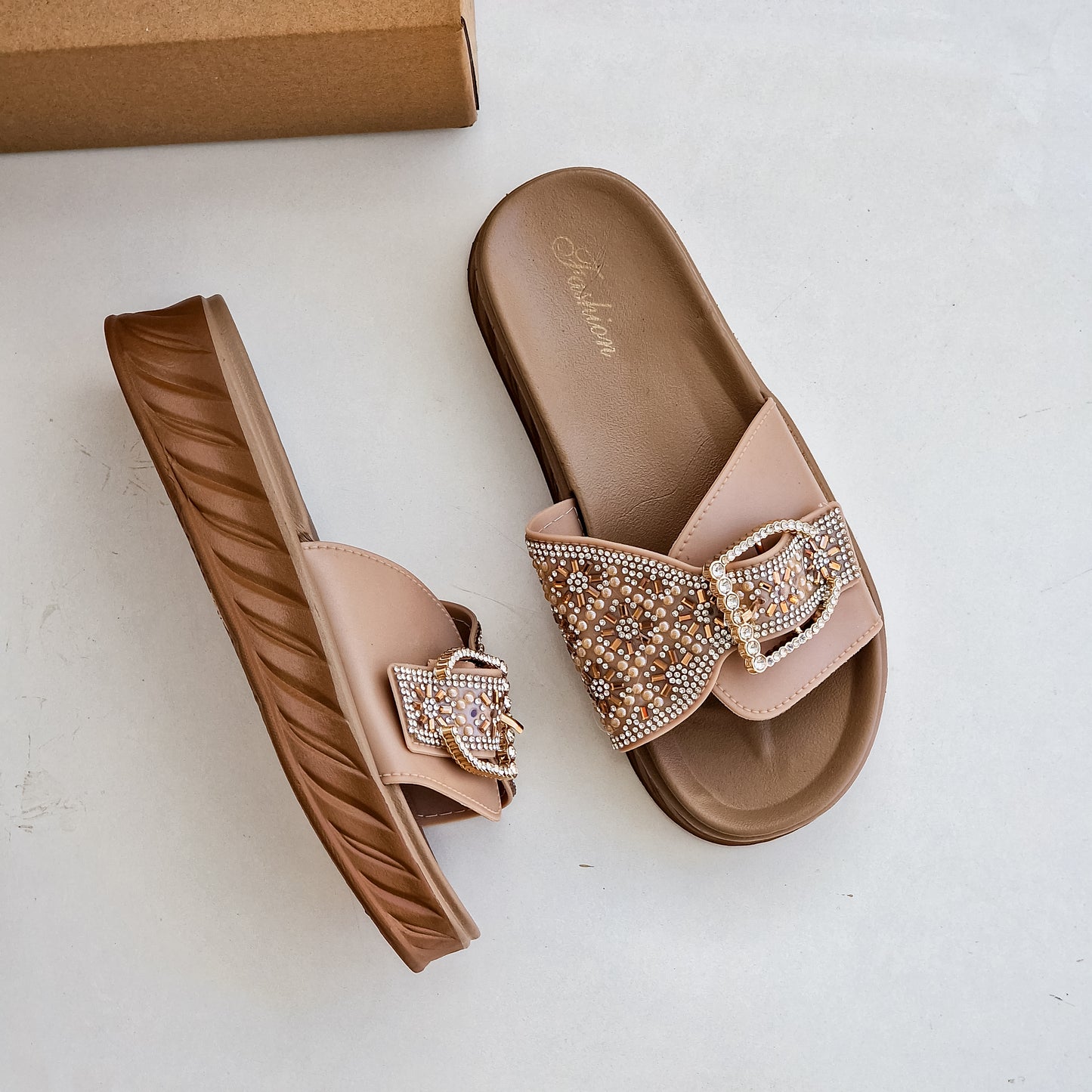 صنادل صيفية أنيقة للنساء - ناعمة للغاية، وجيدة التهوية، ومريحة وأنيقة