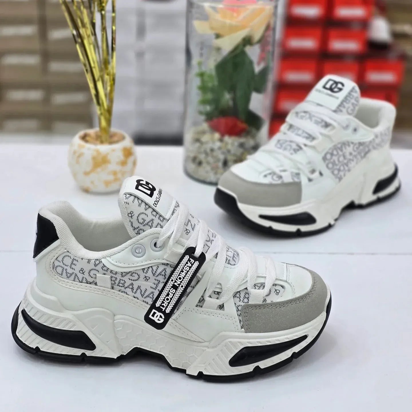 "حذاء أنيق للبنات ✨ عصري ومريح، متوفر بعدة ألوان لتختاري منها ما يناسب ذوقك 👟🌸🎨