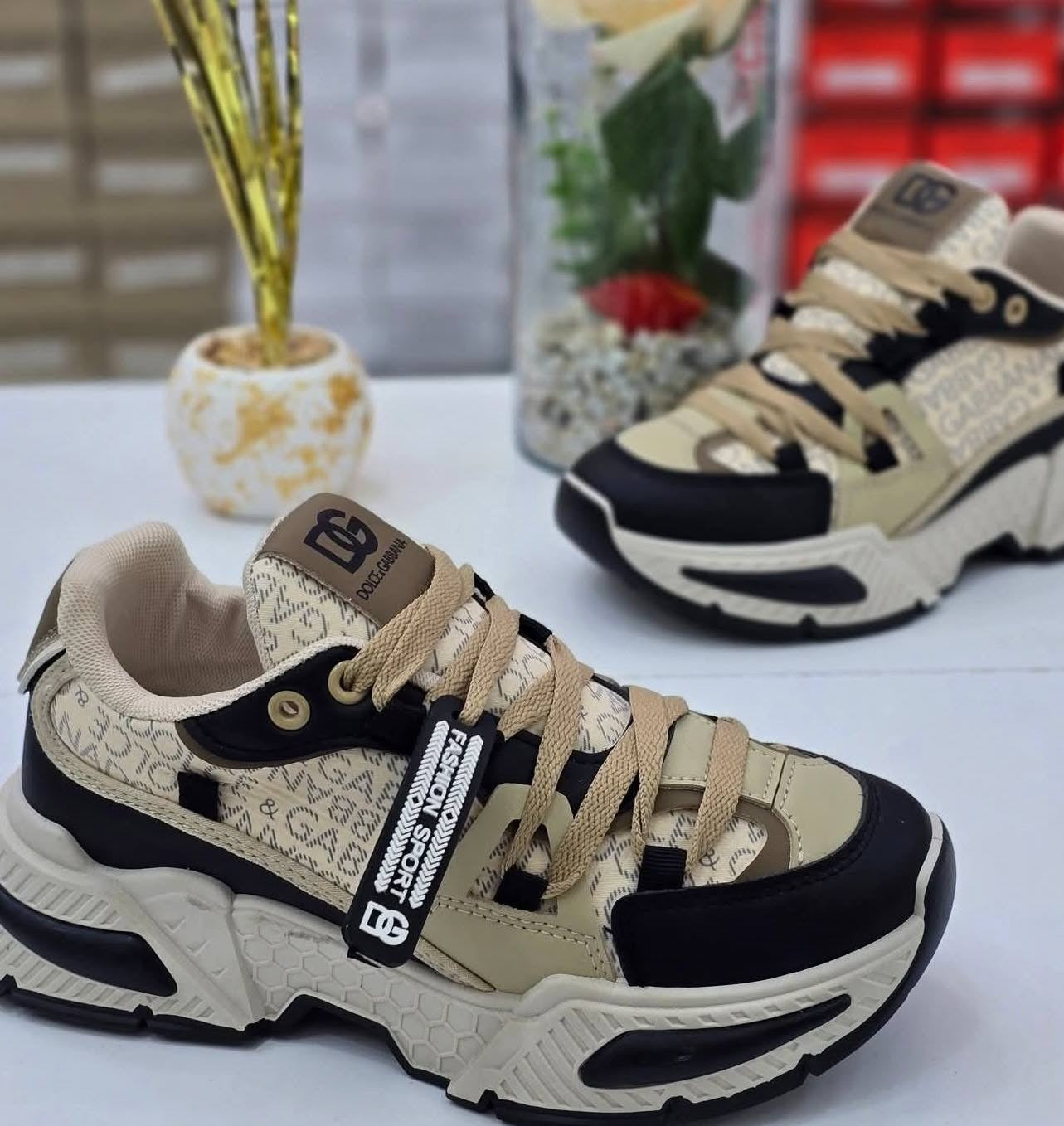 "حذاء أنيق للبنات ✨ عصري ومريح، متوفر بعدة ألوان لتختاري منها ما يناسب ذوقك 👟🌸🎨