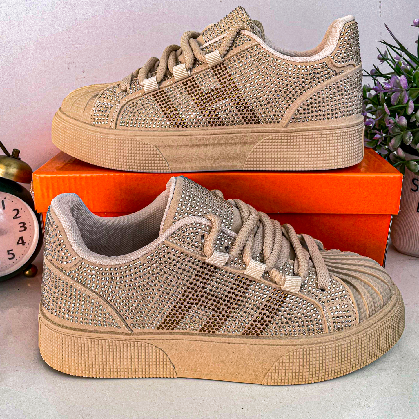 حذاء نسائي مرصع بالكريستال - تصميم فريد ومريح