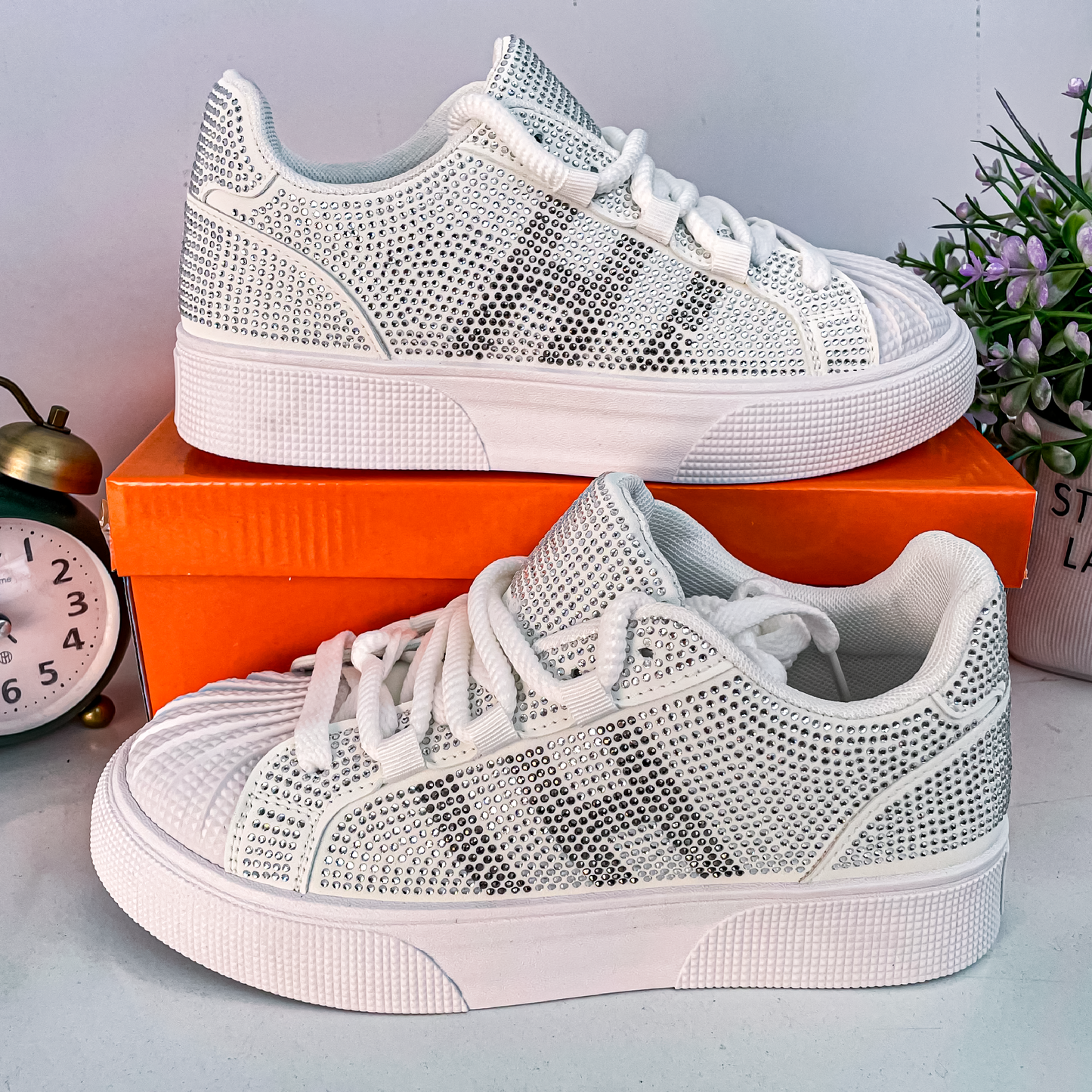 حذاء نسائي مرصع بالكريستال - تصميم فريد ومريح