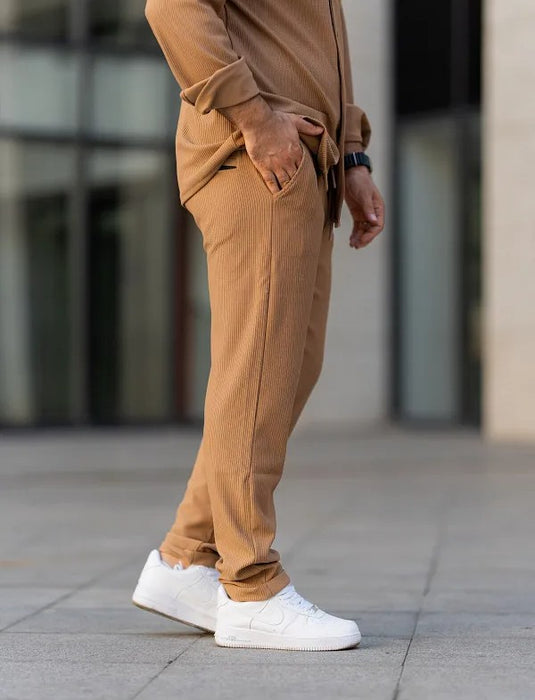 Un look moderne et confortable avec un costume de sport pour homme
