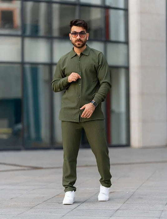 Un look moderne et confortable avec un costume de sport pour homme