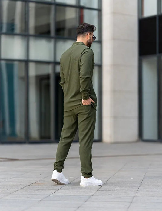 Un look moderne et confortable avec un costume de sport pour homme