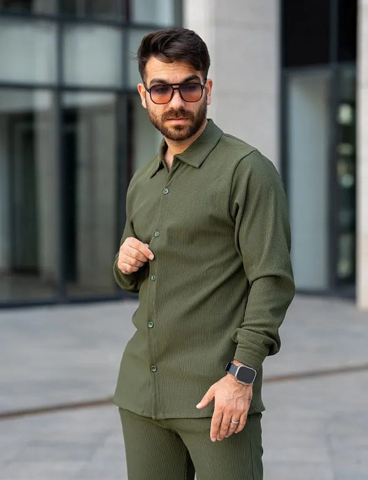 Un look moderne et confortable avec un costume de sport pour homme