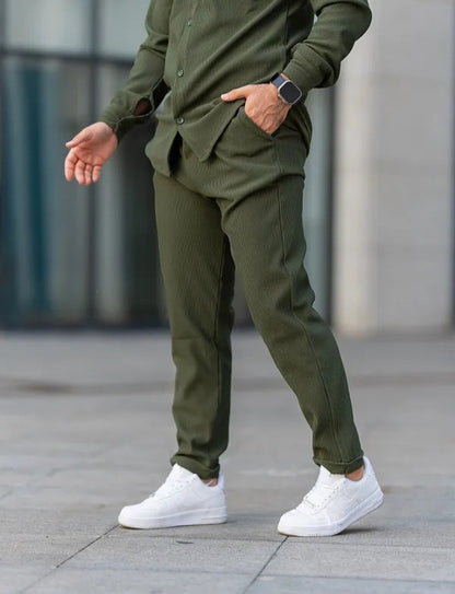 إطلالة عصرية ومريحة مع البدلة الرياضية الرجالية