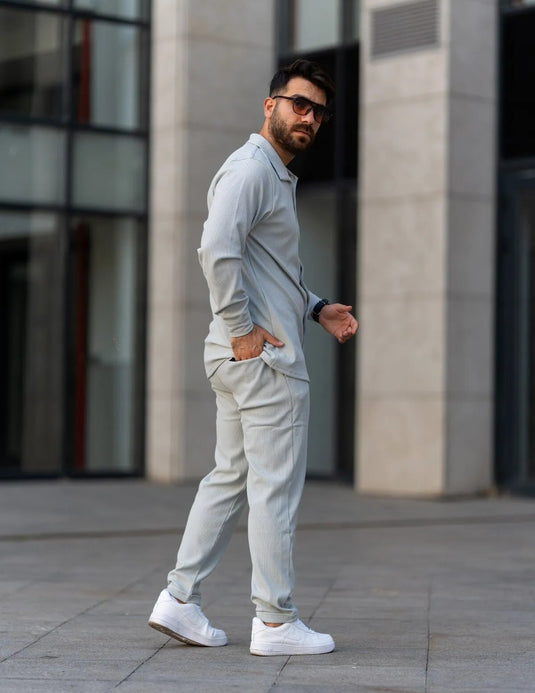 Un look moderne et confortable avec un costume de sport pour homme