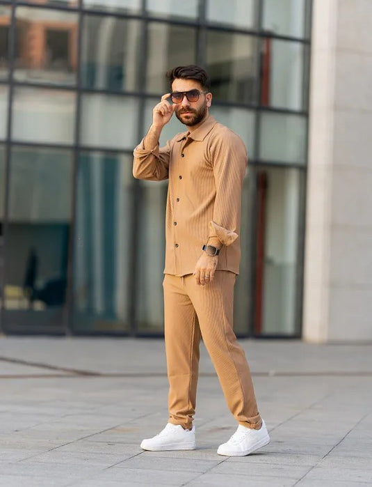 Un look moderne et confortable avec un costume de sport pour homme