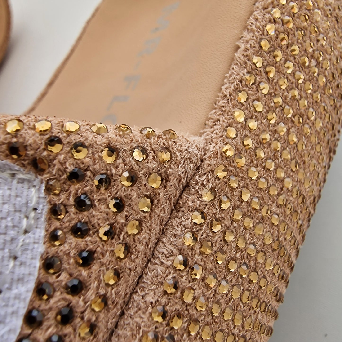 صنادل صيفية نسائية فاخرة لامعة - ناعمة ومريحة وعصرية