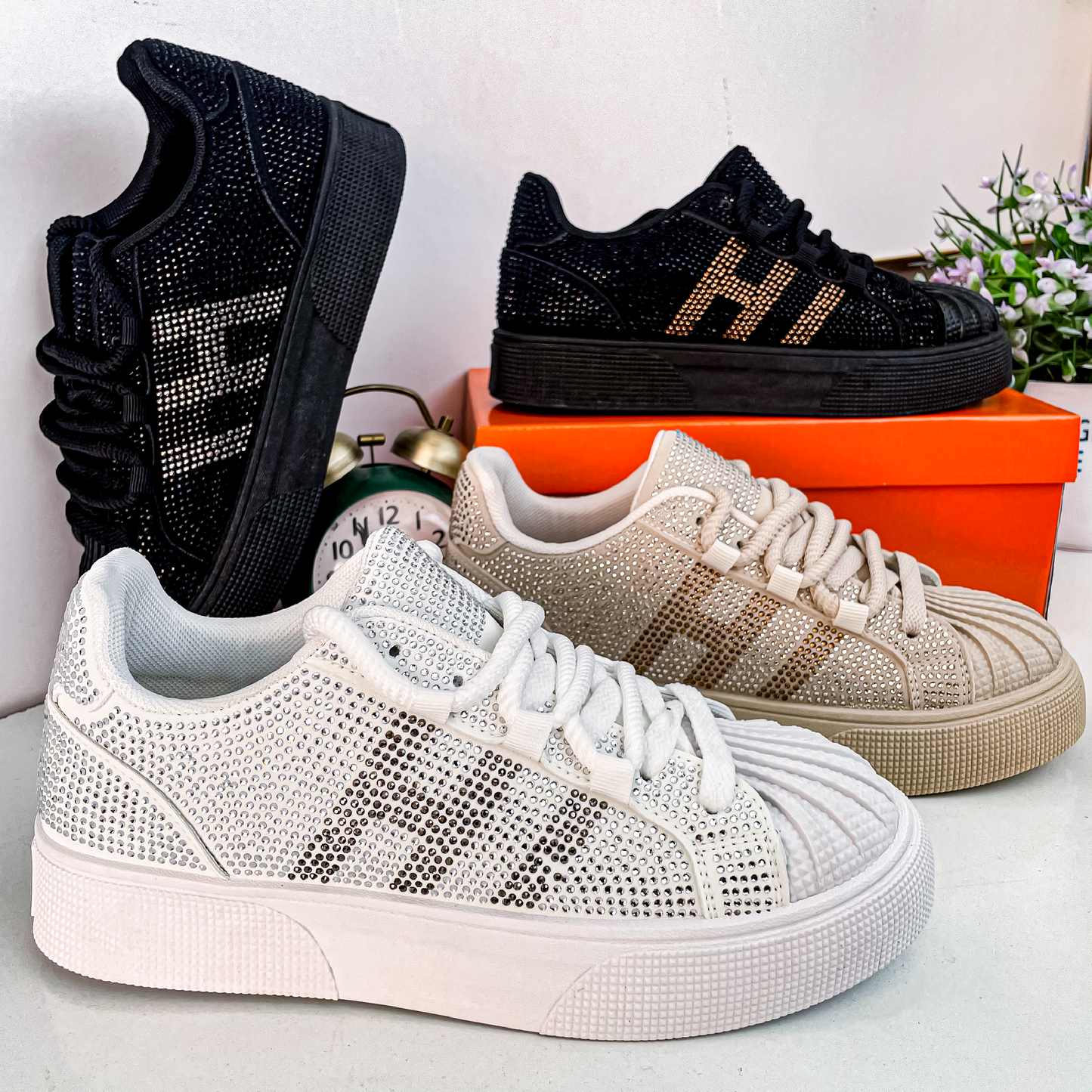 حذاء نسائي مرصع بالكريستال - تصميم فريد ومريح