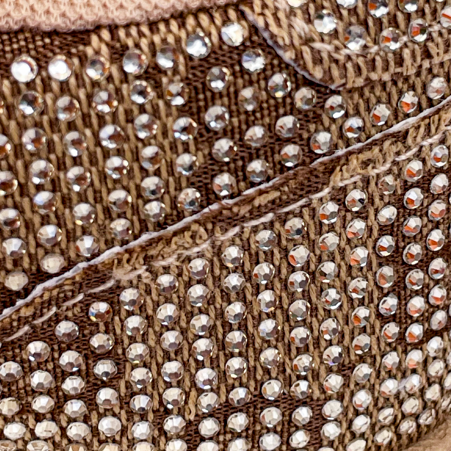 حذاء نسائي فاخر مرصع بالكريستال - لمسة جلدية أنيقة وراحة طوال اليوم