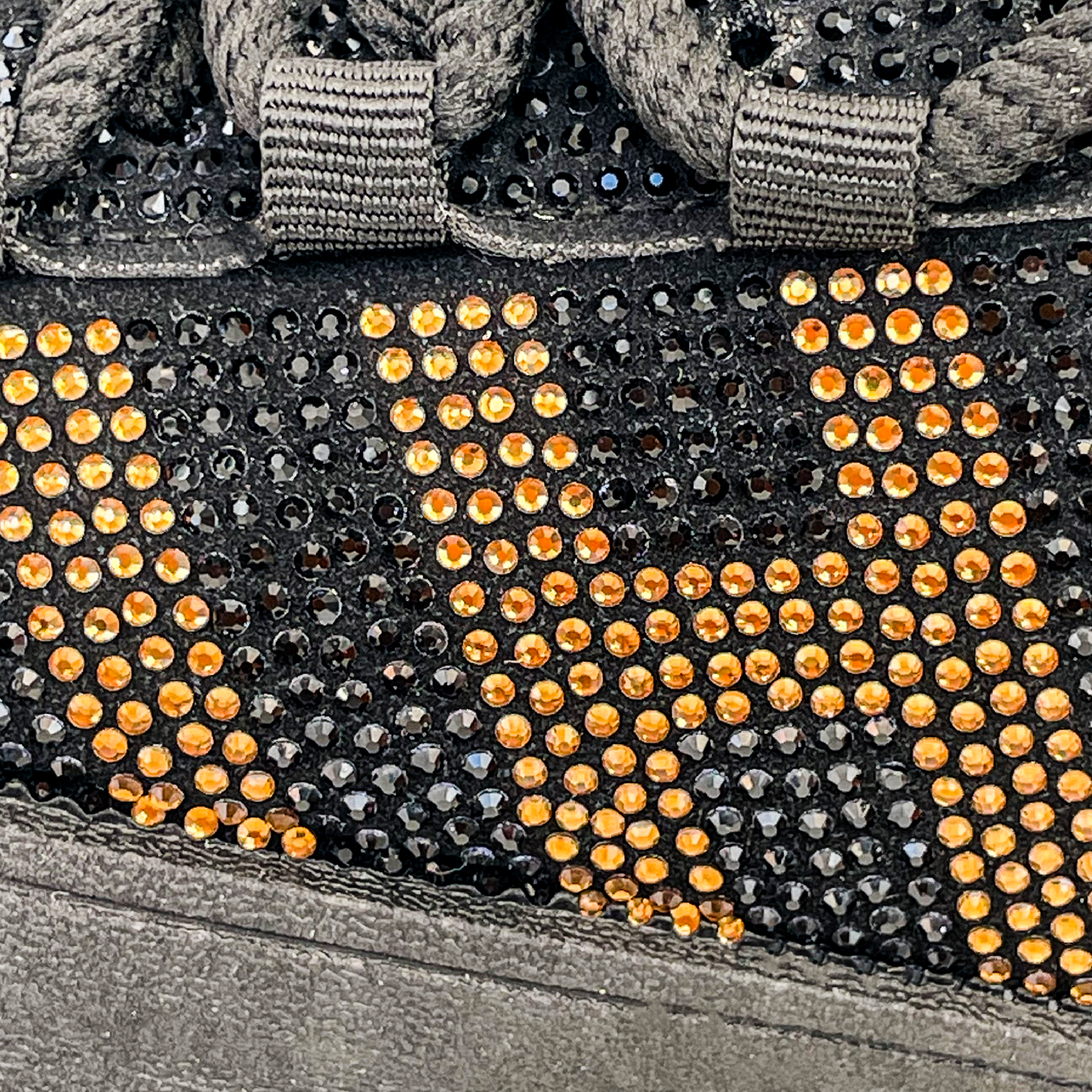 حذاء نسائي مرصع بالكريستال - تصميم فريد ومريح