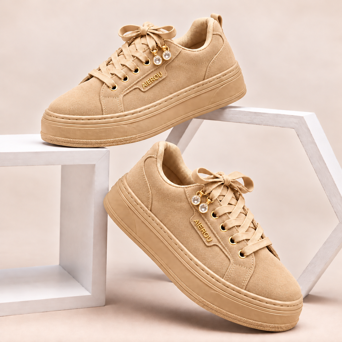 Baskets plateforme élégantes pour femme aspect daim avec breloques scintillantes et détails dorés