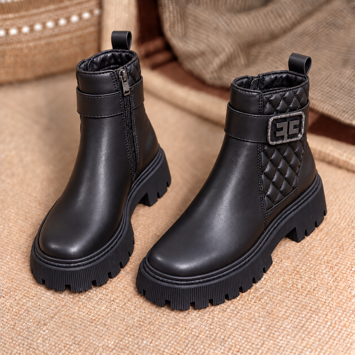 Bottines élégantes matelassées pour femme avec boucle décorative et semelle crantée épaisse