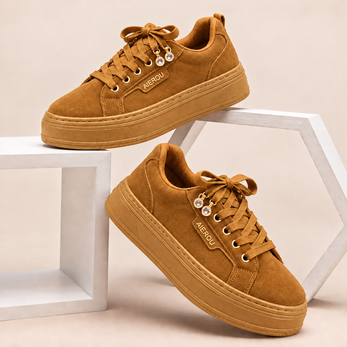 Baskets plateforme élégantes pour femme aspect daim avec breloques scintillantes et détails dorés