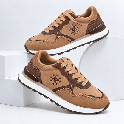 Baskets chic à lacets pour femme avec empiècements aspect daim, surpiqûres décoratives et semelle plateforme élégante