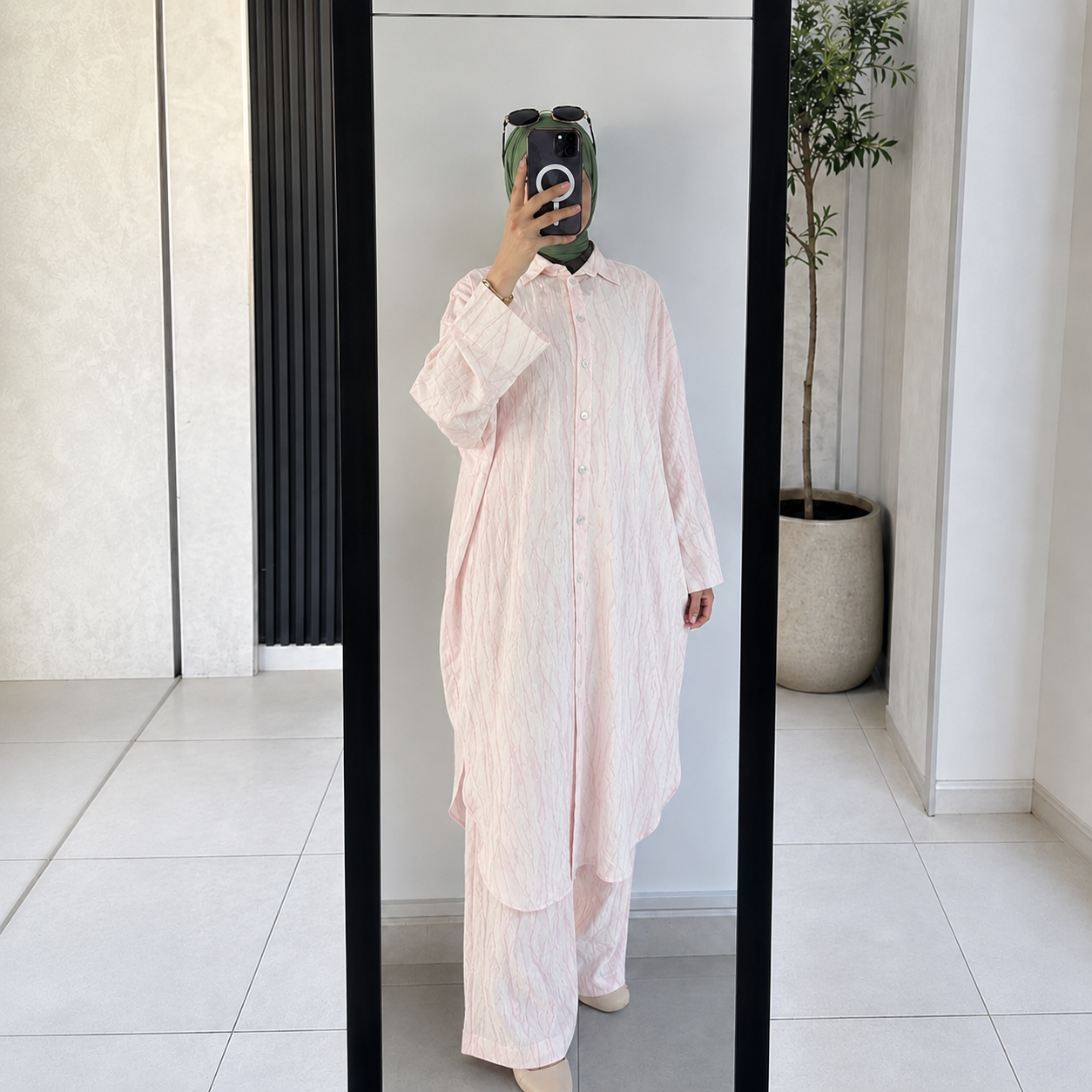 Ensemble deux pièces élégant pour femme à imprimé marbré – Tunique longue boutonnée et pantalon ample à jambes larges