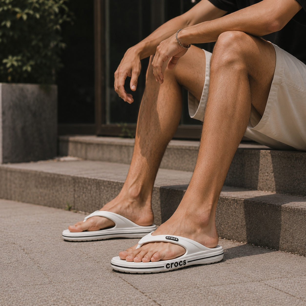 Crocs CR02 Tongs confortables légères pour hommes | Sandales décontractées rembourrées | Pantoufles antidérapantes pour tous les jours
