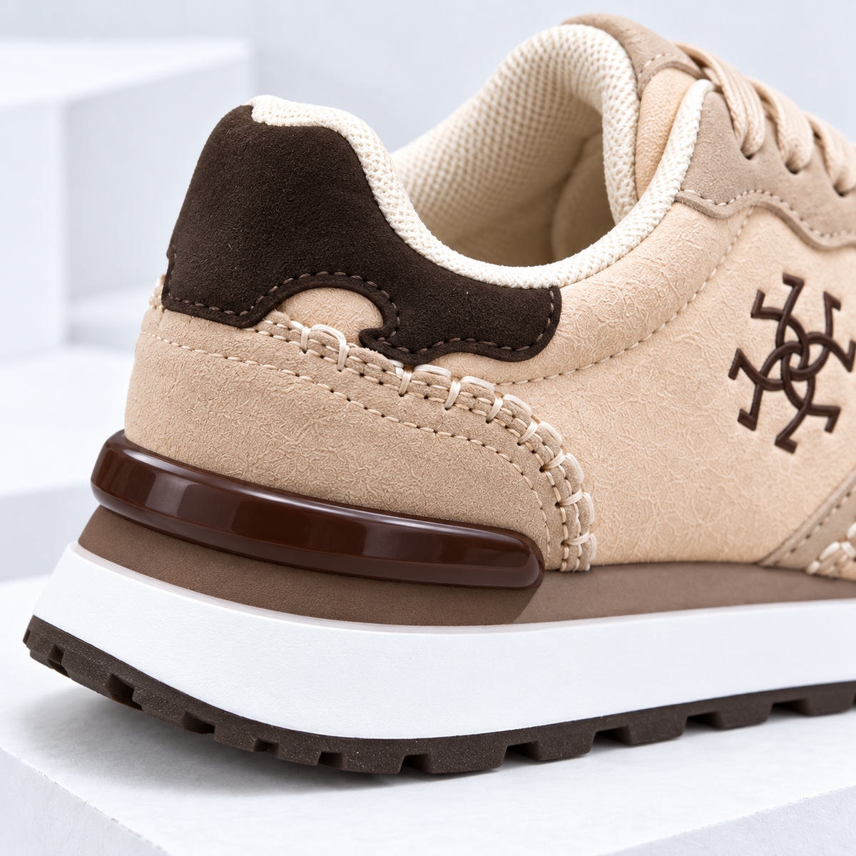 Baskets chic à lacets pour femme avec empiècements aspect daim, surpiqûres décoratives et semelle plateforme élégante
