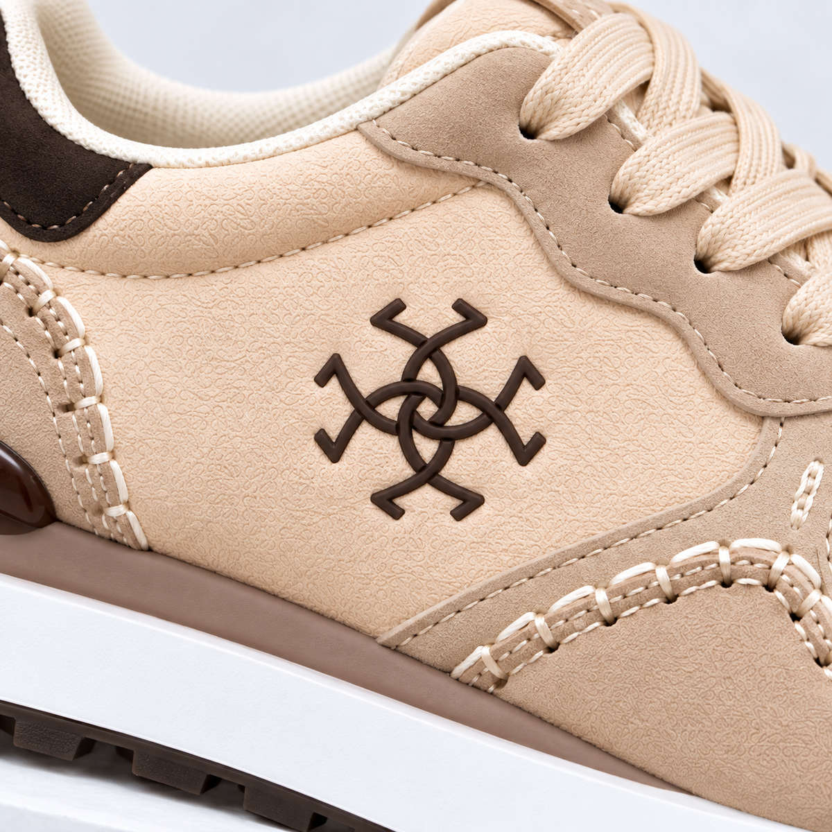 Baskets chic à lacets pour femme avec empiècements aspect daim, surpiqûres décoratives et semelle plateforme élégante
