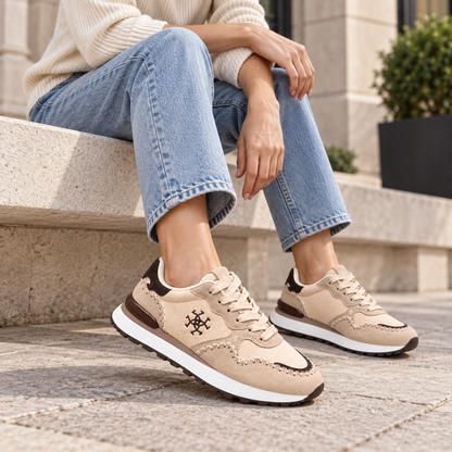 Baskets chic à lacets pour femme avec empiècements aspect daim, surpiqûres décoratives et semelle plateforme élégante