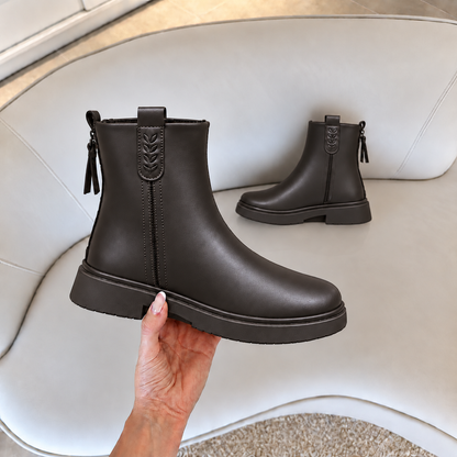 Bottines élégantes pour femme avec finition aspect cuir lisse, détails décoratifs en forme de feuille, bout arrondi et petit talon – Un style intemporel pour le quotidien 
