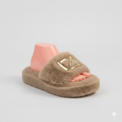 صنادل فاخرة من الفرو الصناعي لتوفير الراحة طوال اليوم.