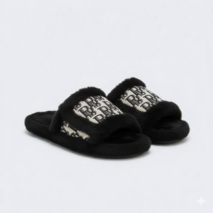 نعال فروية فاخرة بنقشة راقية - نعال منزلية شتوية ناعمة للنساء 